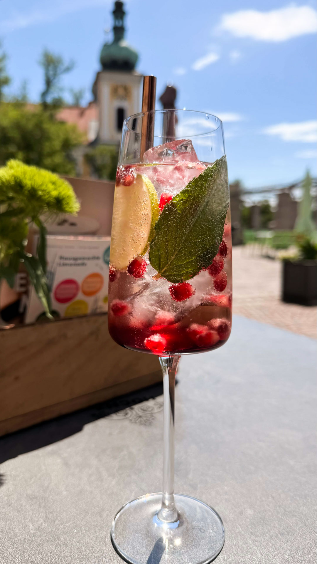 Violet Spritz Aperitif in der Bar TWIST